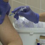 Υγεία: Ηλίας Μόσιαλος: Το 10% έως 25% των εμβολιασθέντων μπορεί ακόμη να μεταδίδει τη νόσο Covid-19