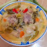 Πρασοσέλινο αυγολέμονο με χοιρινό.