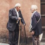 Ψυχολογία: Οι ηλικιωμένοι ανά τον κόσμο έχουν πιο φιλοκοινωνική συμπεριφορά από ό,τι οι νεότεροι (και εν μέσω της πανδημίας), σύμφωνα με διεθνή μελέτη