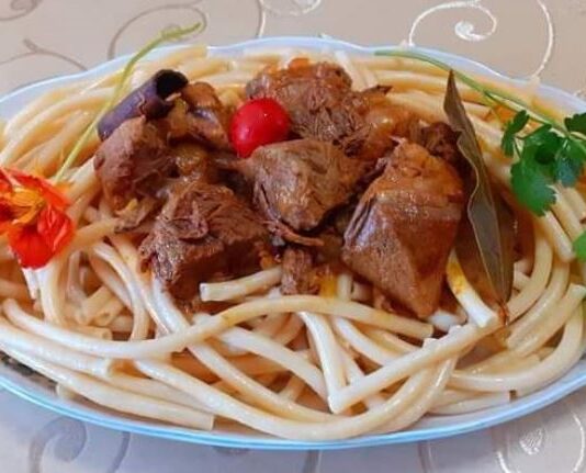 Μοσχάρι με χοντρό μακαρόνι (ροστ μπιφ)