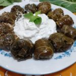 Σαρμαδάκια με μαύρα λάχανα