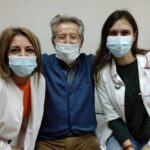 Βέροια: Αψηφώντας το κρύο και το χιόνι, 91χρονος εμβολιάστηκε πρώτος στο νοσοκομείο