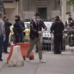 ΕΙΔΗΣΕΙΣ ΣΕ ΒΙΝΤΕΟ: Επίθεση με μολότοφ και καπνογόνα στο ΑΤ Καισαριανής