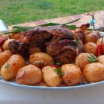 Κατσικάκι στη γάστρα με πατάτες μπέιμπι