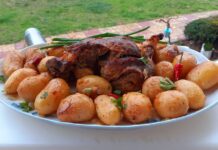 Κατσικάκι στη γάστρα με πατάτες μπέιμπι