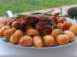 Κατσικάκι στη γάστρα με πατάτες μπέιμπι