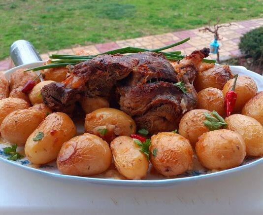 Κατσικάκι στη γάστρα με πατάτες μπέιμπι