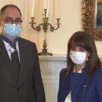 ΕΙΔΗΣΕΙΣ ΣΕ ΒΙΝΤΕΟ: Η ΠτΔ παρασημοφόρησε τον πρόεδρο του Μουσείου του Λούβρου