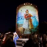 Θεσσαλονίκη: Εντυπωσιακό θέαμα με τη φωταγώγηση του Λευκού Πύργου στα χρώματα της Ελλάδας και με μηνύματα της Επανάστασης του 1821