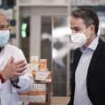 Επίσκεψη του Κυρ. Μητσοτάκη σε φαρμακείο στην Καλλιθέα