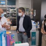 ΕΙΔΗΣΕΙΣ ΣΕ ΒΙΝΤΕΟ: Σε φαρμακείο της Καλλιθέας μαζί με την κόρη του ο Κυρ. Μητσοτάκης για την προμήθεια self test