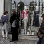 Ανεβάζουν ρολά τα καταστήματα