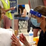 Βρετανία: Τα παιδιά τροφοδοτούν τα κρούσματα Covid-19 στην Αγγλία μετά τη βραδεία έναρξη της επιχείρησης εμβολιασμού τους