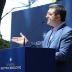 Εξοπλισμό και μέσα ατομικής προστασίας στα στελέχη και τους εθελοντές Πολιτικής Προστασίας της Κεντρικής Μακεδονίας παρέδωσε σήμερα ο Απόστολος Τζιτζικώστας