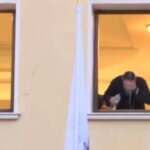 ΕΙΔΗΣΕΙΣ ΣΕ ΒΙΝΤΕΟ: Στον εισαγγελέα οδηγείται ο ιερέας που έριξε καυστικό υγρό σε μητροπολίτες και αστυνομικό