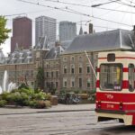 Ολλανδία: Ένα κομβόι κατά των υγειονομικών περιορισμών έχει αποκλείσει το κέντρο της Χάγης