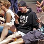 Υγεία: Η συχνή χρήση κινητού τηλεφώνου από τους εφήβους συνδέεται με ανθυγιεινή διατροφή και αύξηση του βάρους τους