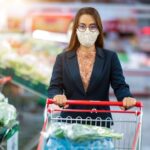 Υγεία: Το CDC συστήνει εκ νέου τη χρήση μασκών σε εσωτερικούς χώρους από τους εμβολιασμένους