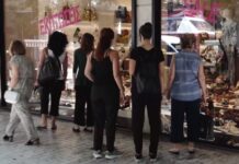 Από το κυνήγι των εκπτώσεων στις οικονομικές διακοπές: Ο νέος χάρτης της καταναλωτικής συμπεριφοράς