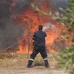 Συνεχίζεται η μάχη των πυροσβεστικών δυνάμεων στην πυρκαγιά στον Έβρο – Μήνυμα 112 για εκκένωση της Λευκίμμης – 75 πυρκαγιές σε όλη την επικράτεια