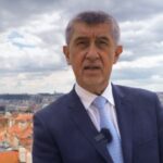 Τσεχία: Ο πρωθυπουργός Αντρέι Μπάμπις υπέστη βομβαρδισμό με… αυγά κατά τη διάρκεια της προεκλογικής εκστρατείας