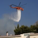 Μάχη με τις αναζωπυρώσεις στην Αττική – Βελτιωμένη η κατάσταση αλλά επικίνδυνη λένε οι πυροσβέστες