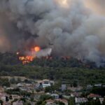 Αναφορές στην αστυνομία για εγκλωβισμένους στην πυρκαγιά της Βαρυμπόμπης – Εκκενώνονται οι Θρακομακεδόνες – Έκλεισε πάλι η εθνική οδός Αθηνών -Λαμίας