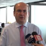 Κ. Χατζηδάκης: Οι πολίτες έχουν αρχίσει να «αγκαλιάζουν» το νέο 1555 – Επίσκεψη του υπουργού Εργασίας στο τηλεφωνικό κέντρο 1555