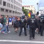 Γερμανία: Συγκρούσεις μεταξύ αστυνομικών και διαδηλωτών που διαφωνούν με τα μέτρα για την πανδημία
