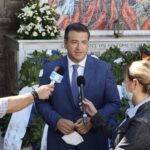 Ο Απόστολος Τζιτζικώστας στις εκδηλώσεις τιμής για την επέτειο των 77 χρόνων από το Ολοκαύτωμα του Χορτιάτη