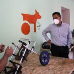 Κλιμάκιο της ΝΔ στην καινοτόμο εταιρεία Plus2feet που κατασκευάζει αμαξίδια για ζώα με κινητικά προβλήματα