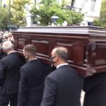 ΕΙΔΗΣΕΙΣ ΣΕ ΒΙΝΤΕΟ: «Αθάνατος» φώναζε το πλήθος αποχαιρετώντας τον Μίκη Θεοδωράκη έξω από τη Μητρόπολη Αθηνών