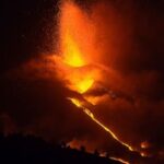 Ισπανία: Η λάβα στο νησί Λα Πάλμα κατατρώει ένα εργοστάσιο τσιμέντου – Σε καραντίνα 3.000 κάτοικοι, λόγω του φόβου έκλυσης τοξικών καπνών