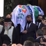 ΕΙΔΗΣΕΙΣ ΣΕ ΒΙΝΤΕΟ: Χιλιάδες άνθρωποι φωνάζοντας “Αθάνατη” συνοδεύσαν τη Φώφη Γεννηματά στην τελευταία της κατοικία
