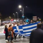 Θεσσαλονίκη: Συγκέντρωση στο Λευκό Πύργο και πορεία στους δρόμους της πόλης πραγματοποίησαν αντιεμβολιαστές