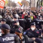 Σκηνές χάους σημειώθηκαν στο κέντρο των Βρυξελλών, κατά τη διάρκεια της διαδήλωσης κατά των υγειονομικών μέτρων