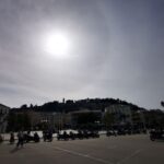 Υψηλές για την εποχή θερμοκρασίες σήμερα, έως τους 29,4 βαθμούς στα δυτικά – Ηλιοφάνεια με λίγες νεφώσεις, ομίχλες, σκόνη και μικρή πτώση θερμοκρασίας αύριο