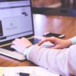 Χαμηλή αυτοεκτίμηση, φόβος και απομόνωση, μερικές από τις επιπτώσεις του διαδικτυακού μίσους σε έφηβους και νέους