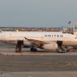 ΗΠΑ: Η United Airlines κατέβασε από αεροσκάφος της έναν επιβάτη που επέμενε να φοράει στρινγκ αντί για μάσκα στο πρόσωπο