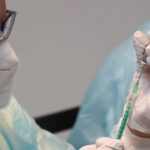 Ποιοι κάνουν την αναμνηστική δόση και ποιο εμβόλιο – Τι ισχύει για τα πιστοποιητικά εμβολιασμού και νόσησης – Τι αλλάζει από Δευτέρα για τους άνω των 60 ετών