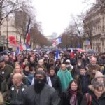 ΕΙΔΗΣΕΙΣ ΣΕ ΒΙΝΤΕΟ: Χιλιάδες διαδηλωτές στο Παρίσι καταδίκασαν τη δήλωση του Μακρόν ότι επιθυμεί “να την σπάσει στους ανεμβολίαστους”