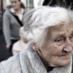 Ποιες είναι οι επιπτώσεις των δημογραφικών εξελίξεων στο οικογενειακό περιβάλλον των άνω των 65 ετών – Ποιοι κινδυνεύουν να μείνουν μόνοι τους