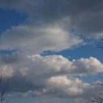 Βροχές αύριο στα δυτικά και τα βόρεια, καταιγίδες στα βορειοδυτικά, ενισχυμένοι νοτιάδες, υψηλές για την εποχή θερμοκρασίες