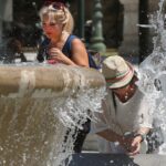 Στον κλοιό του καύσωνα η χώρα – Θοδ. Γιάνναρος: «Είμαστε ήδη σε ένα θερμότερο κλίμα με ολοένα και πιο συχνά επεισόδια καύσωνα»