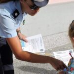 Διανομή ενημερωτικού υλικού με χρήσιμες συμβουλές για την οδική ασφάλεια σε μαθητές σχολείων κατά την έναρξη της νέας σχολικής χρονιάς
