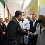 Ο Νίκος Ανδρουλάκης ευχαρίστησε τους γιατρούς της κινητής μονάδας μαστογράφου της Ε.Α.Ε που στάθμευσε στη Χαριλάου Τρικούπη