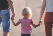 Οι Φόβοι των Γονιών: Πώς περνούν σιωπηλά στα παιδιά μας – Γράφει ο Ψυχολόγος Γιάννης Ξηντάρας