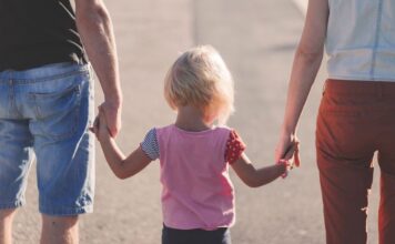 Οι Φόβοι των Γονιών: Πώς περνούν σιωπηλά στα παιδιά μας – Γράφει ο Ψυχολόγος Γιάννης Ξηντάρας γονείς παιδί