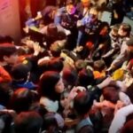 Νότια Κορέα: Ο πρόεδρος Γιουν κήρυξε εθνικό πένθος λόγω της πολύνεκρης τραγωδίας στη Σεούλ – 151 νεκροί και 82 τραυματίες –