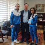 Τιμητική πλακέτα στη Νένα Δημητριάδου διακριθείσα αθλήτρια στο Taekwon- Do, απένειμε ο Δήμαρχος Νάουσας Νικόλας Καρανικόλας